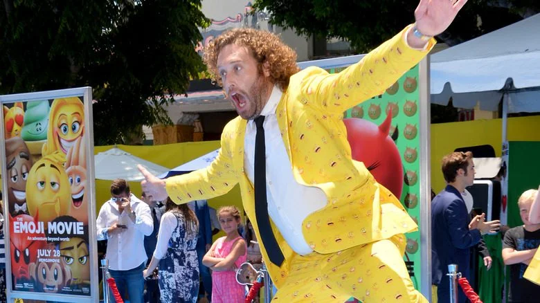 TJ Miller sautant en l'air