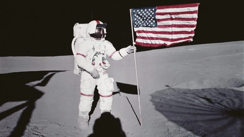 Alan Shepard sur la Lune avec un drapeau