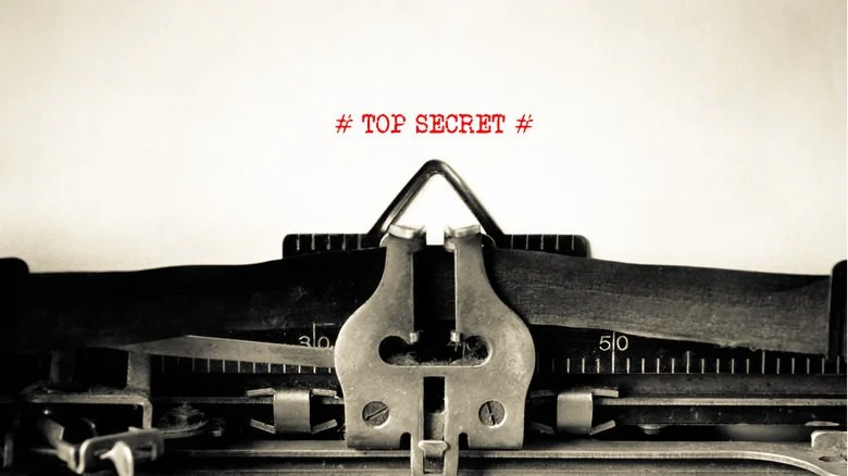 machine à écrire avec "top secret" en encre rouge