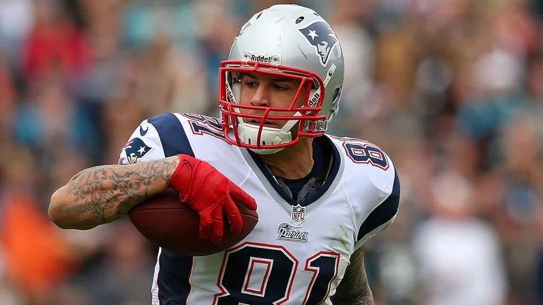 Aaron Hernandez catches a pass