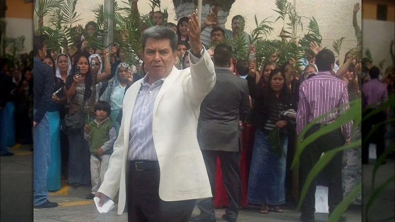 Samuel Joaquín avec un groupe de personnes