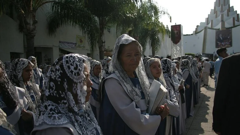 Femmes adorant à La Luz del Mundo