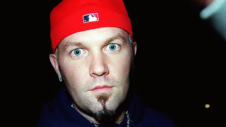 Fred Durst portant une casquette de baseball rouge à l'envers