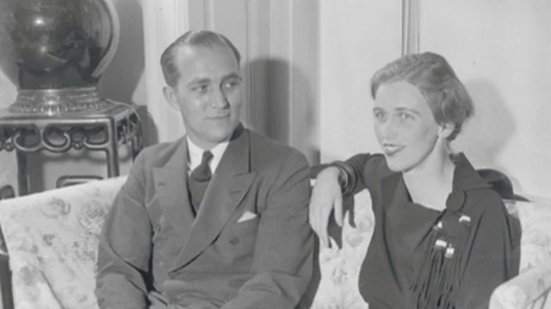 Anna and Clarence Boettiger souriants assis sur un canapé