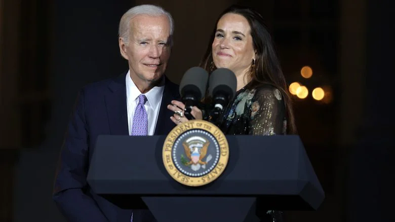Ashley Biden à un podium avec son père Joe Biden