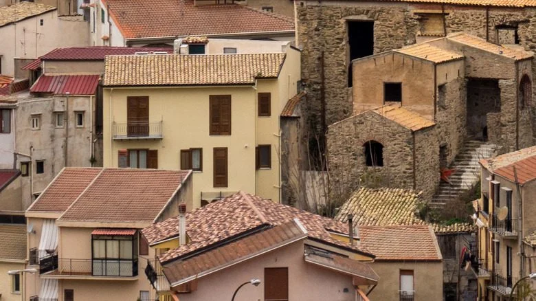 Maisons en brique dans une ville italienne
