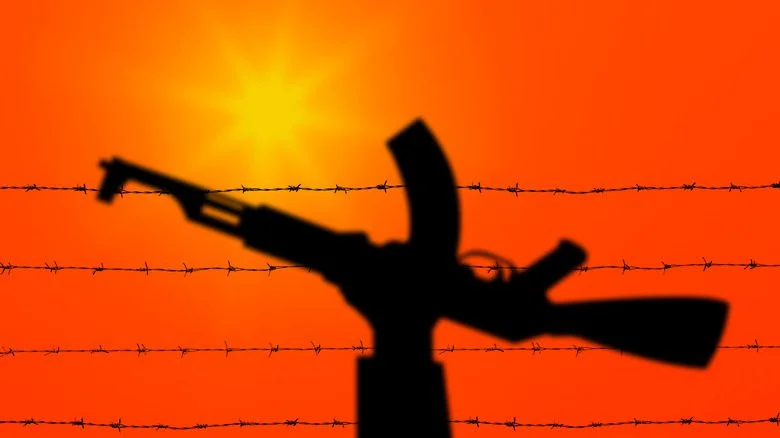 Fusil d'assaut clôture de barbelés