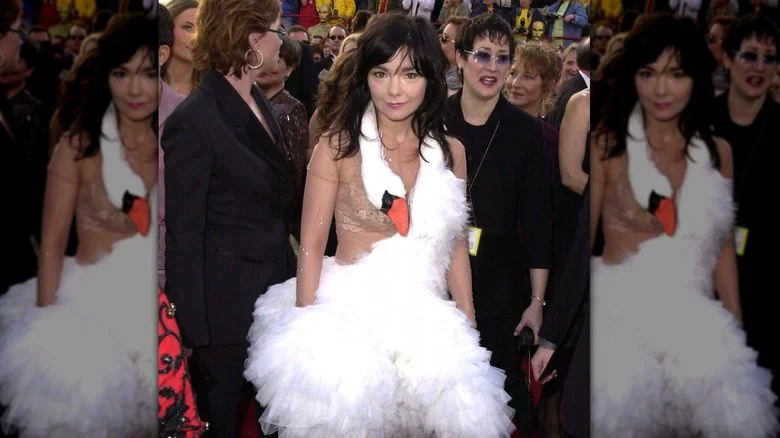 Bjork portant la robe cygne lors d'un événement