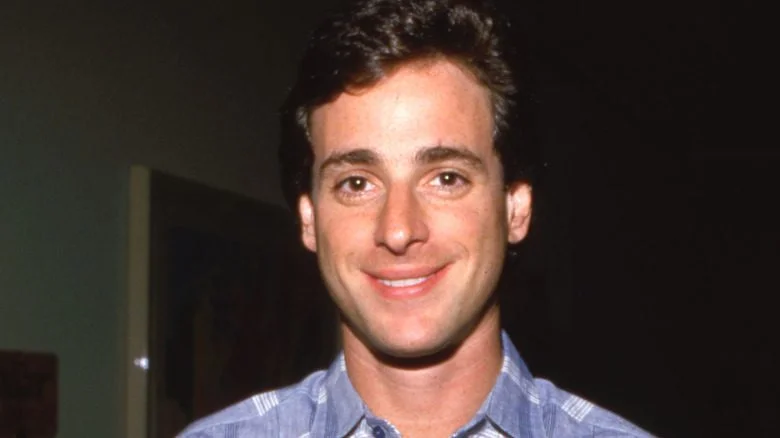 Bob Saget souriant chemise bleue
