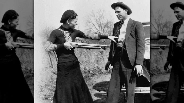 Bonnie en robe pointant un fusil à pompe sur Clyde en costume