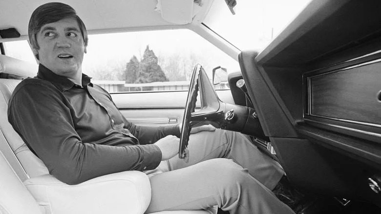 Buford Pusser assis dans une voiture