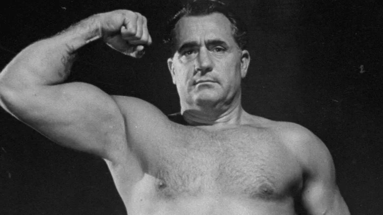 Charles Atlas exerçant sa musculature