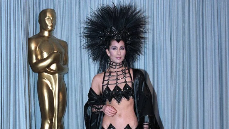 Cher en costume noir et coiffe aux Oscars
