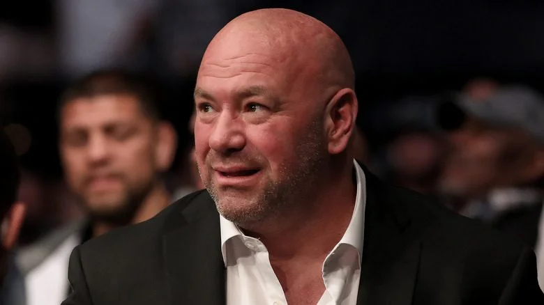 Dana White en costume, regardant fixement et grimacant