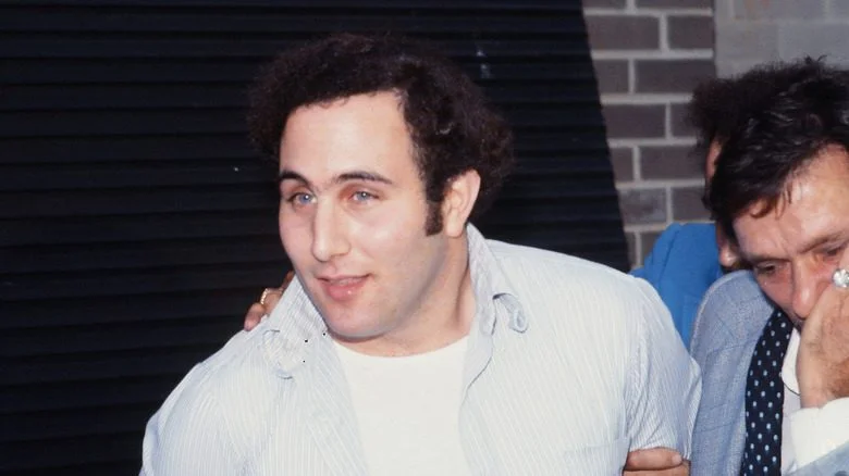 David Berkowitz souriant avec un t-shirt blanc et une chemise