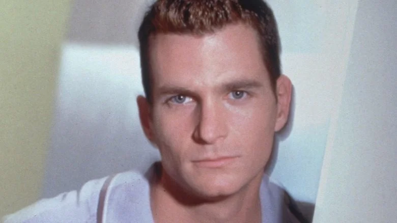 David Strickland en pose neutre sur fond blanc