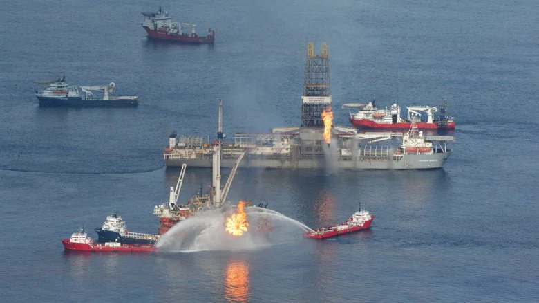 Contrôle des dégâts sur le site de Deepwater Horizon.
