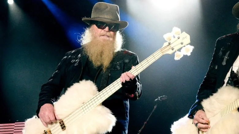 Billy Gibbons jouant de la guitare sur scène avec une guitare blanche recouverte de fourrure