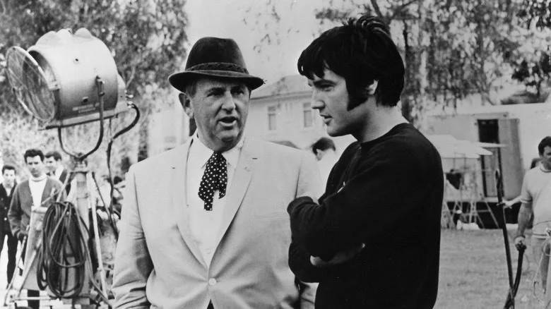 Tom Parker et Elvis Presley sur le plateau de tournage