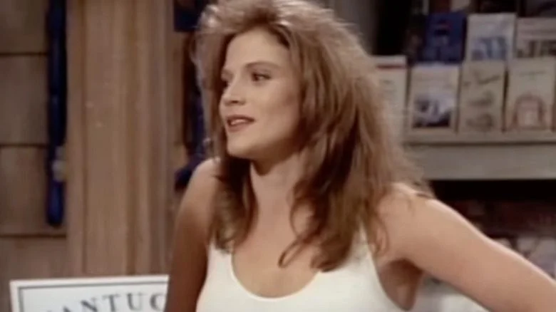 Farrah Forke avec ses longs cheveux bruns souriant