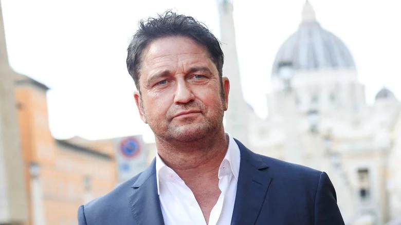 Gerard Butler regardant devant lui