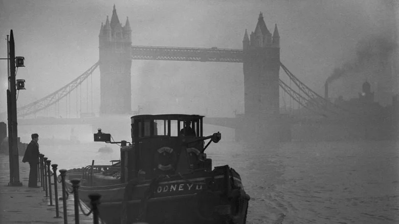 Photographie de 1952 de Londres enveloppée de smog.