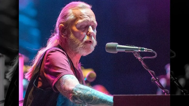 Gregg Allman jouant de l'orgue et chantant sur scène