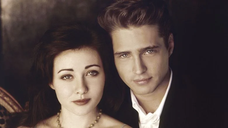 Shannen Doherty et Jason Priestley dans les années 1990