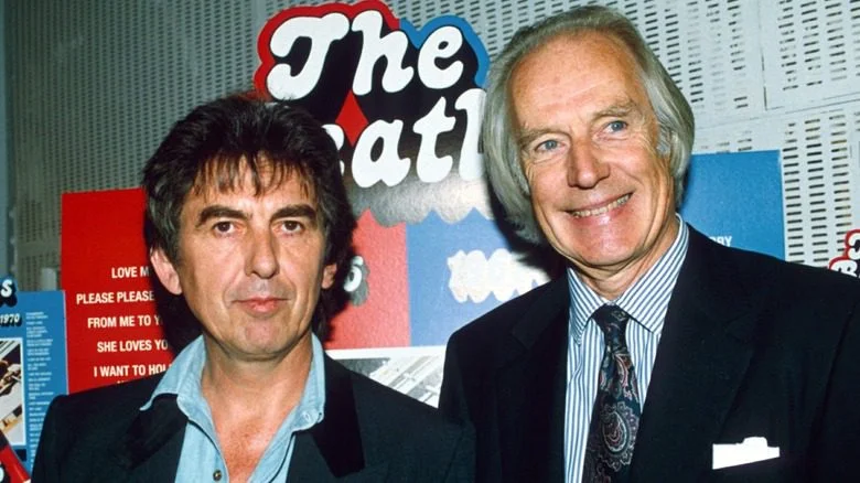 George Harrison et George Martin posent