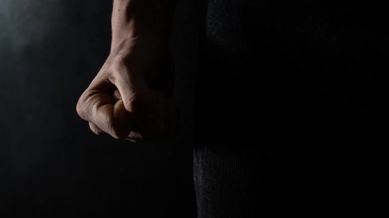 Poing d'homme dans l'ombre