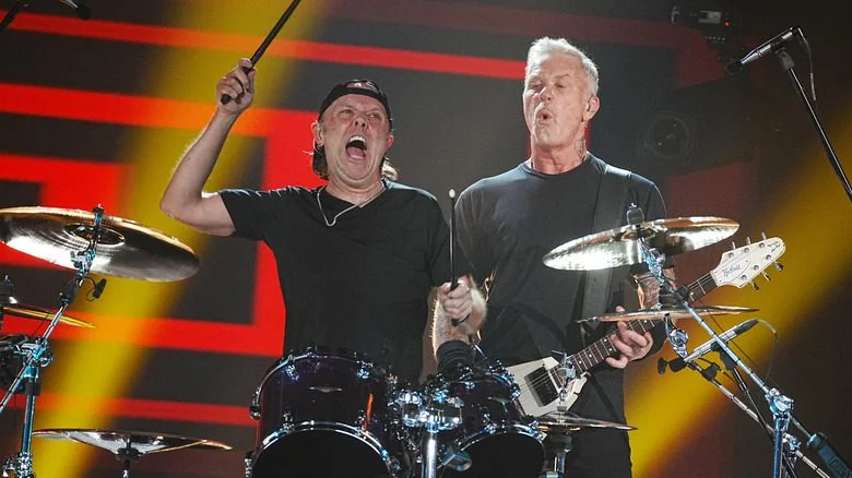 Lars Ulrich et James Hetfield derrière la batterie