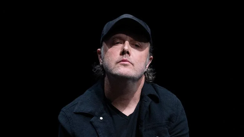 Lars Ulrich portant des vêtements noirs et un chapeau