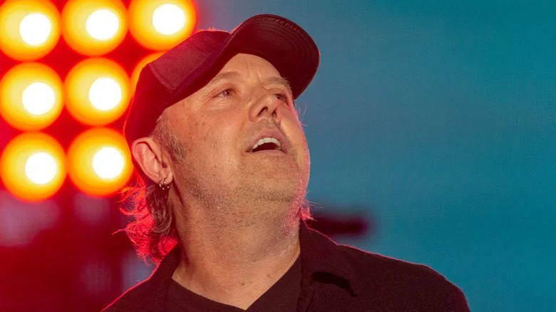 Lars Ulrich en casquette regardant vers le haut