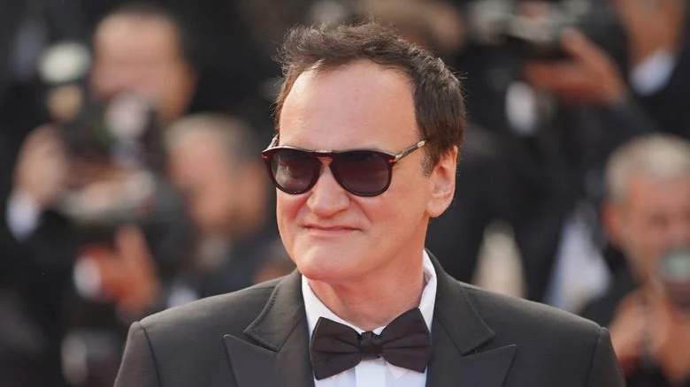 Quentin Tarantino en lunettes de soleil et smoking