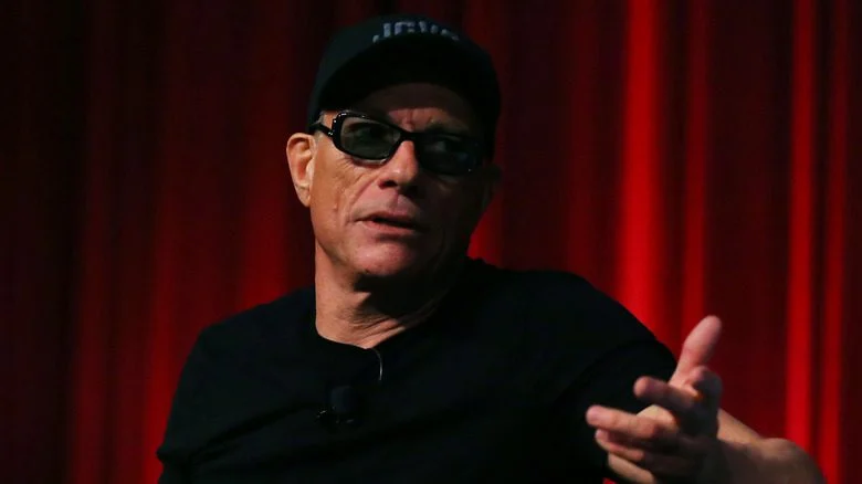 Jean-Claude Van Damme faisant un geste