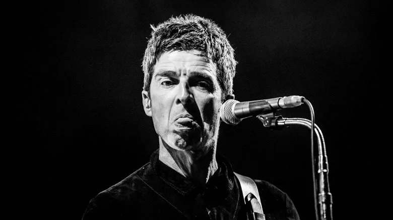 Noel Gallagher montrant sa langue
