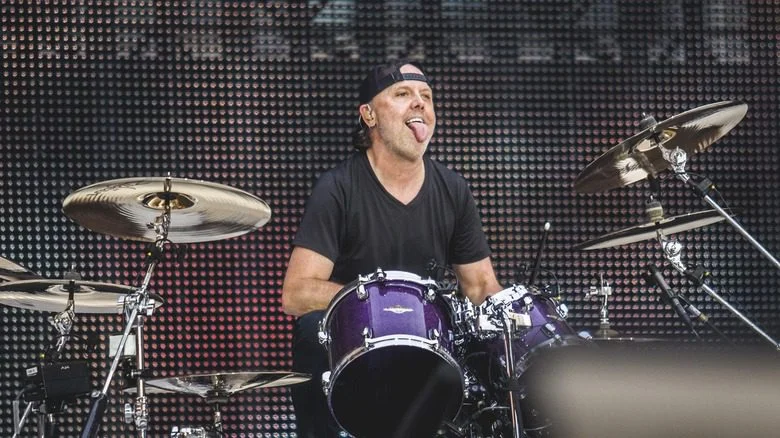 Lars Ulrich jouant de la batterie avec la langue sortie