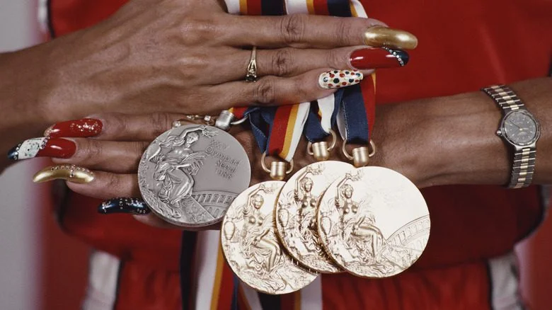 Florence Griffith Joyner exhibant ses médailles olympiques