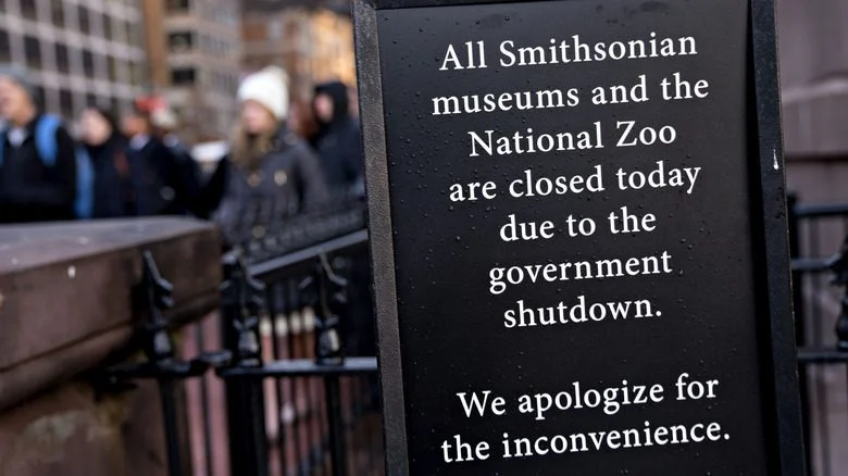 Panneau indiquant que le Smithsonian et le Zoo sont fermés en raison de l'arrêt de gouvernement