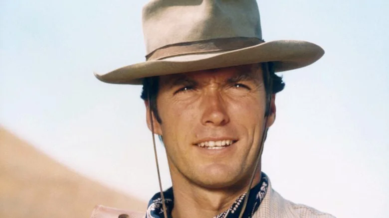 Clint Eastwood sourit sous un chapeau de cowboy