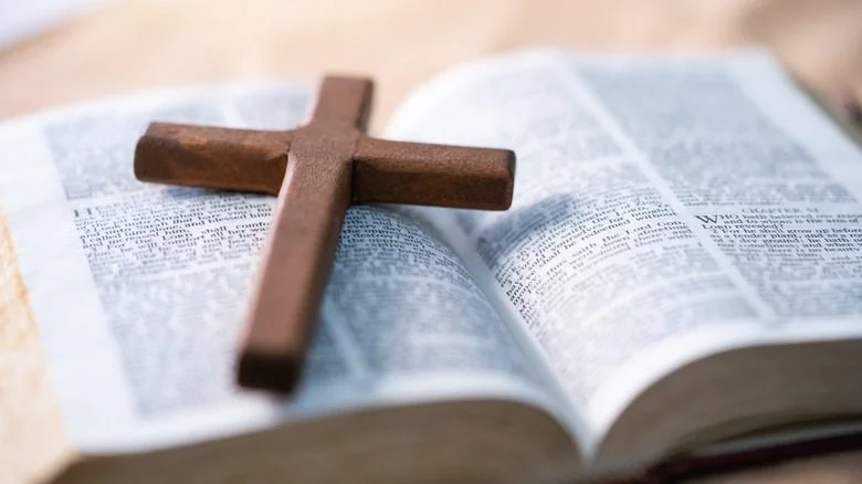 croix sur la Bible