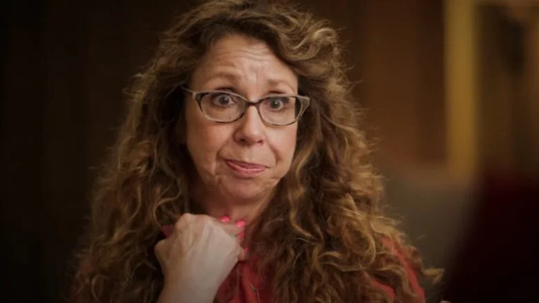 Kathy Kleiner gestuelle à sa gorge