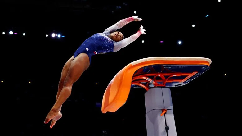 Simone Biles au milieu d'un saut