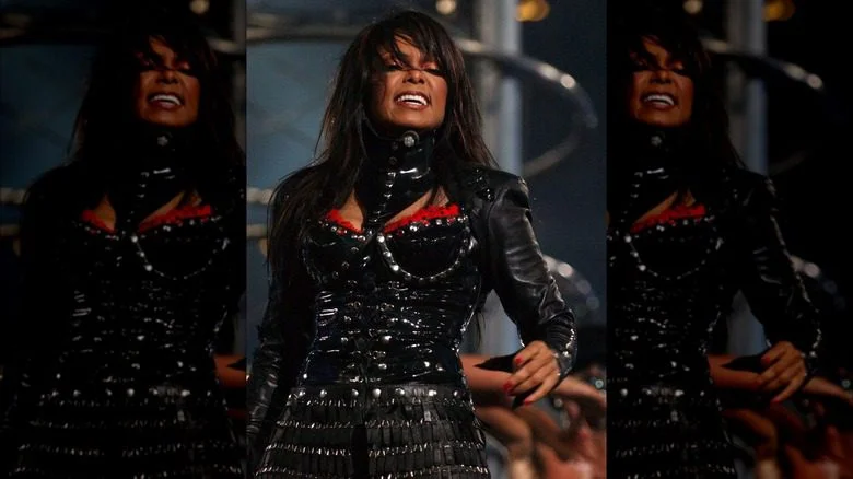 Janet Jackson chantant en costume noir