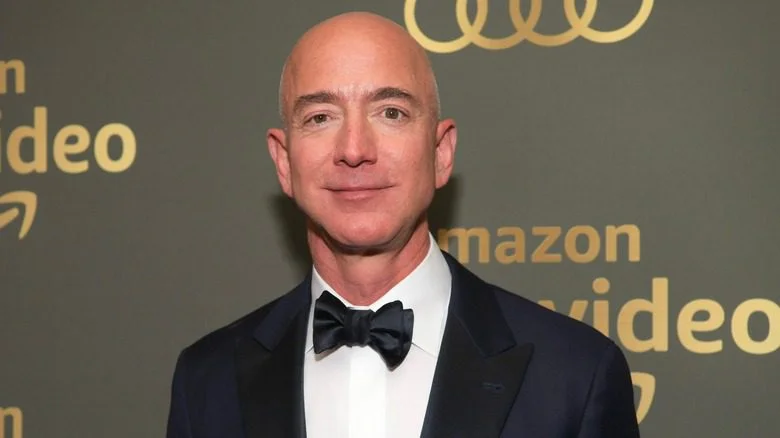 Jeff Bezos souriant et portant un smoking