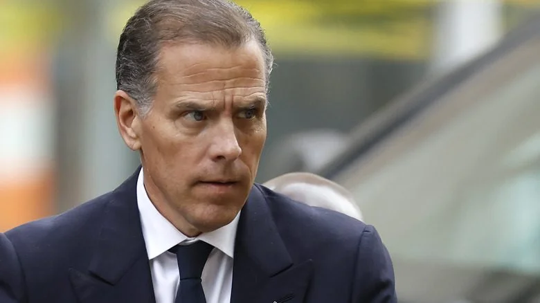 Hunter Biden en costume bleu