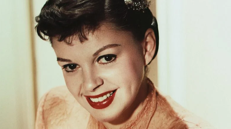 Judy Garland souriant