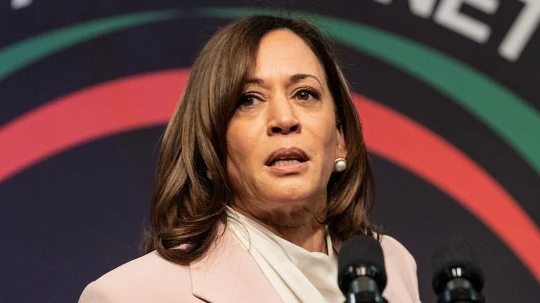 Kamala Harris en costume rose