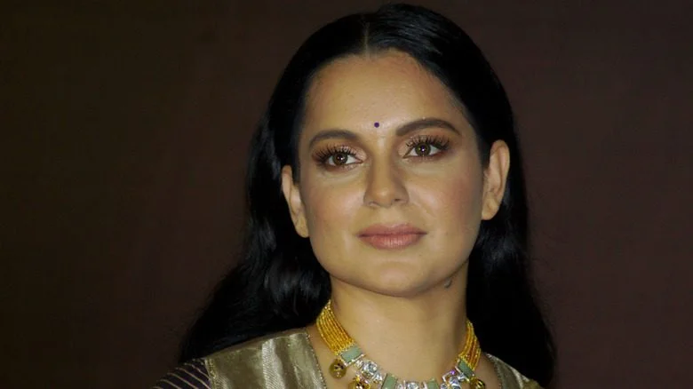 Kangana Ranaut regardant devant elle