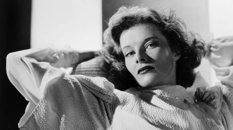Katharine Hepburn appuyée avec les bras derrière la tête